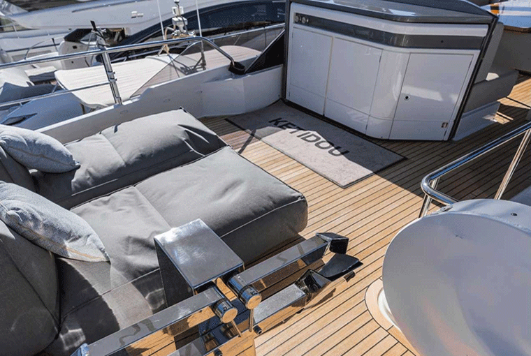 Ferretti Yachts 720